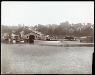Vue de la jetée et des ateliers de bateaux du New York Yacht, Launch and Engine Co. sur la rivière Harlem, New York, 1905 (tirage à la gélatine argentique)